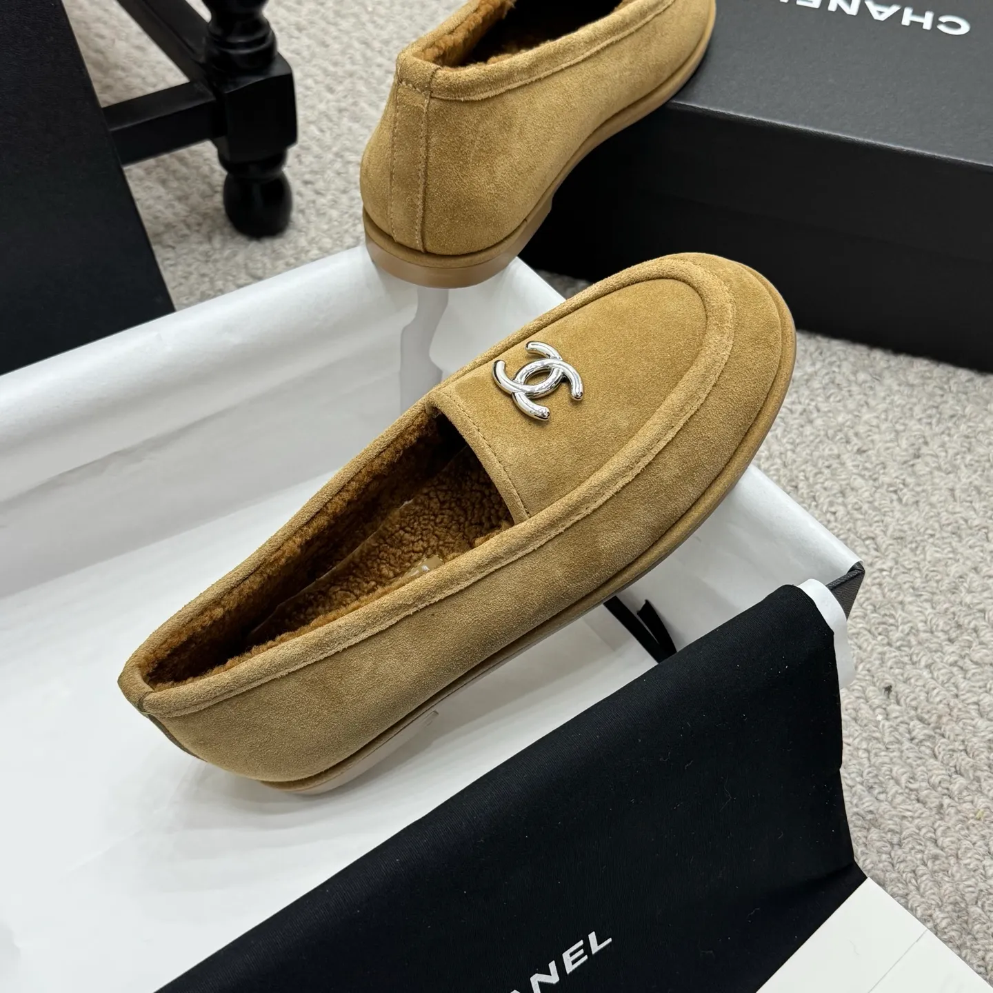 👟👟Ex-factory price 600👟👟 Classic model 🇨🇳ChaneL 25K Teddy fur loafers Simple and high-end design, super versatile! Double C logo embellishment! Imported suede has the texture of natural animal leather visible to the naked eye! The top version is stress-free when entering and exiting the cabinet. It has a bookish texture on the feet and feels great on the feet. Versatile item. ✅Upper: Customized imported suede. ✅Inner lining: imported lamb wool. ✅Outsole: imported genuine leather. ✅Size: 35-40. ✅Comes with a full set of packaging.